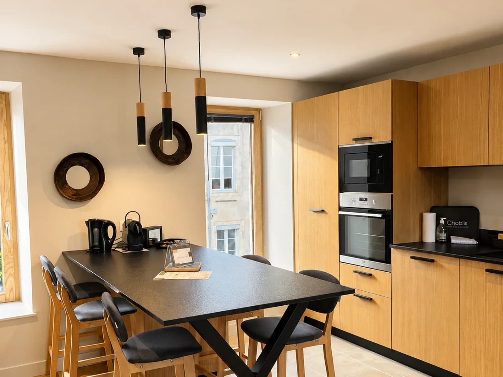 Le Duplex — la cuisine et la table haute